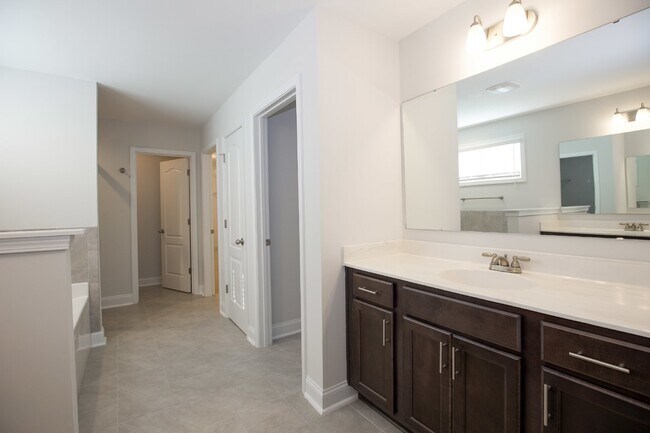 Building Photo - Charming 4 Bedroom Rental Home with Spacio...