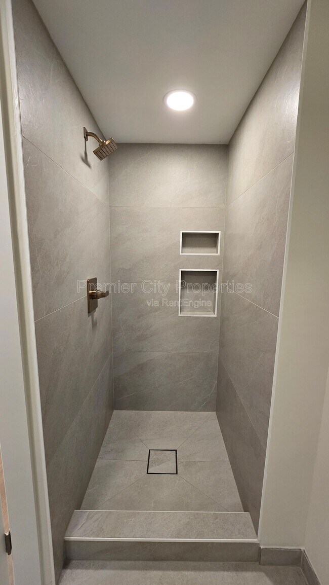 Building Photo - 240 Mcgregor Ave