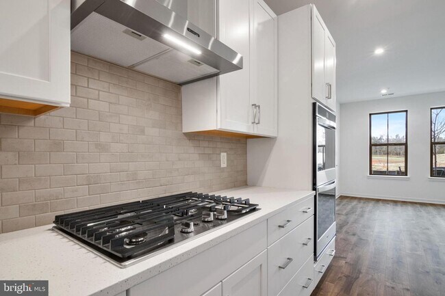 Building Photo - This stunning luxury 2-story condo has 3 beds & 2.5 baths with over 1500 sq ft of living space.