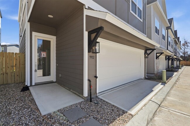 Building Photo - 9906 Clark Cyn Ln