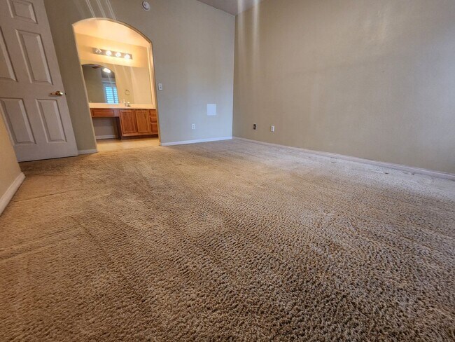 Building Photo - 2nd Story Condo in gated community close to the pool.