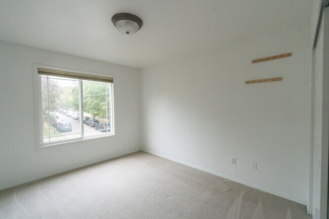 Building Photo - 7425 Sunnyside Ave N