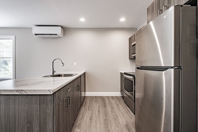 Building Photo - 8 Friendly Way