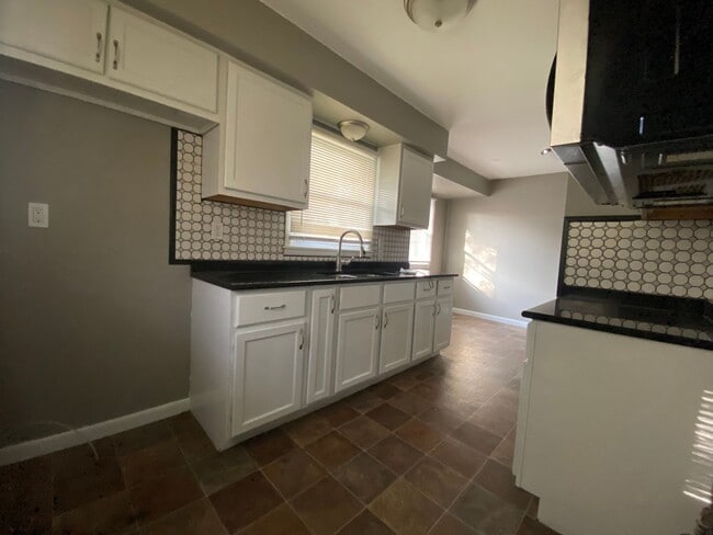 Building Photo - 3 Bedroom 2 Bath Single Family Home!  Gara...
