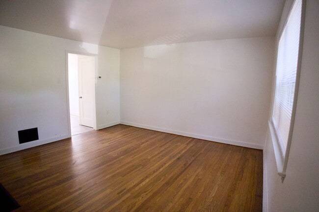 Building Photo - Cute & Cozy Interior Rowhome
