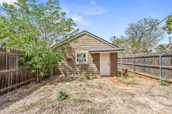Building Photo - Charming Efficiency, Minutes from Texas Tech