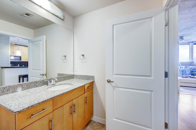 Building Photo - 360 Nueces St