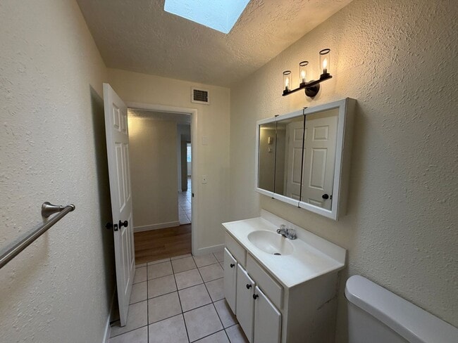 Building Photo - 3 Bedroom Single Story Home Available Near Constitution Ave NE & San Pedro Dr NE!
