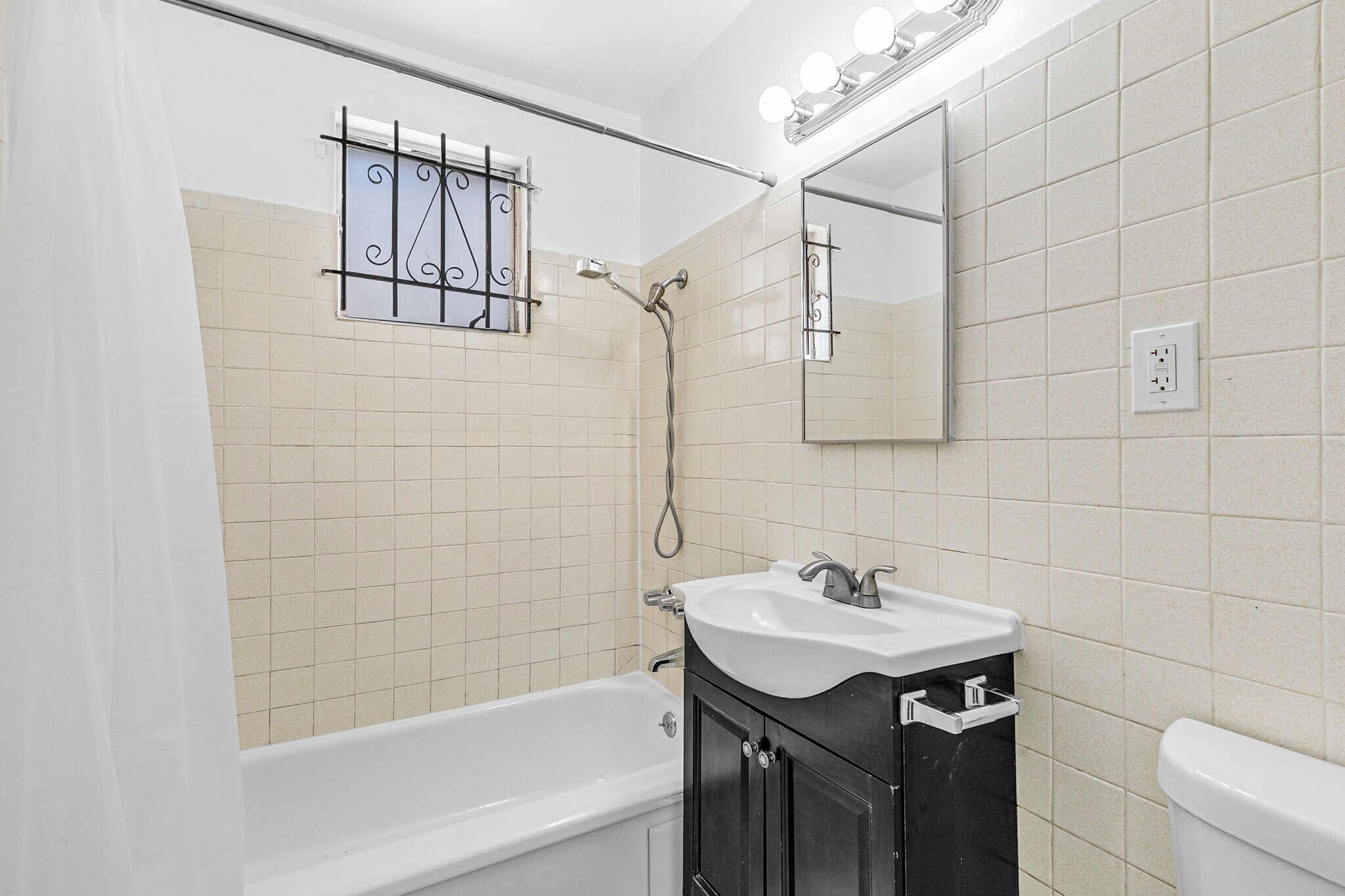 Building Photo - 536 Hyde Park Pl