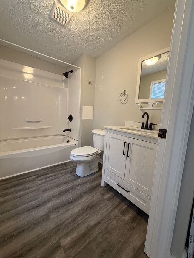 Building Photo - 1 bedroom ready for move in!