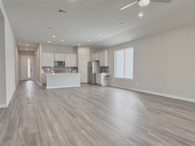 Building Photo - 14273 Lake Lodge Dr