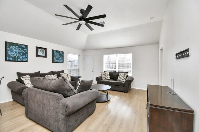 Building Photo - 19931 Roycroft Ln