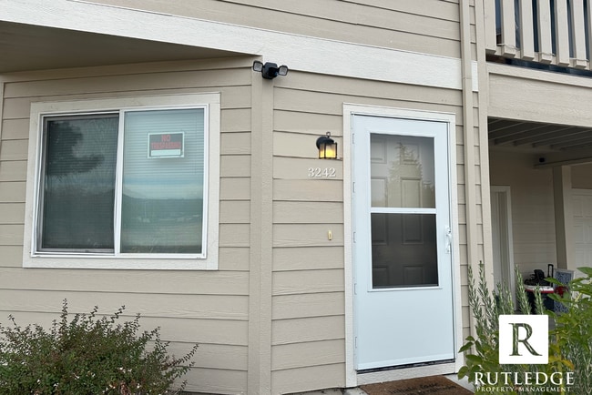 Building Photo - 3 Bedroom 2 1/2 Bath Townhome in White Cit...