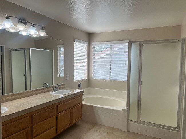 Building Photo - Murrieta 4 Bedroom