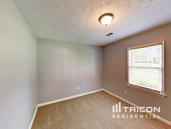Building Photo - 110 W Forest Dr