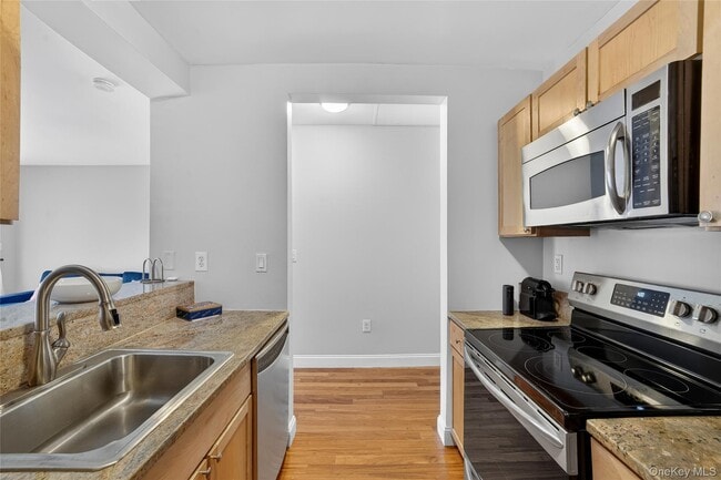 Building Photo - 543 Main St