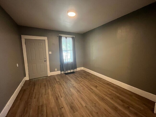 Building Photo - Two bedroom house in Alton