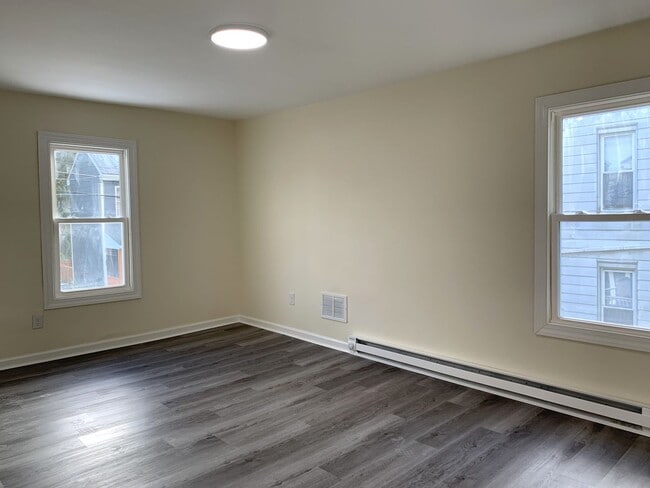 Building Photo - Newly renovated 4 bed/2.5 bath single fami...