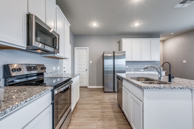 Building Photo - Beautiful and Spacious 4 Bedroom