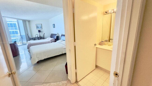 Building Photo - 17375 Collins Ave