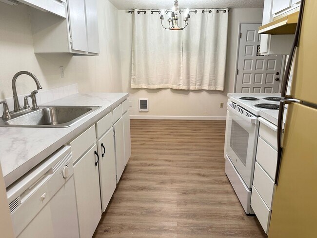 Building Photo - 2 Bedroom Duplex Off Oleson Road!