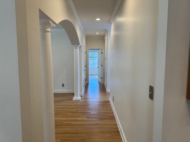 Building Photo - Stunning 5BR Executive Style Home in Brentwood