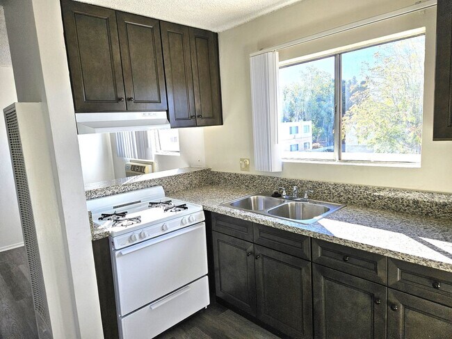 Building Photo - North Hills, cute 1bd/1ba, move-in ready!