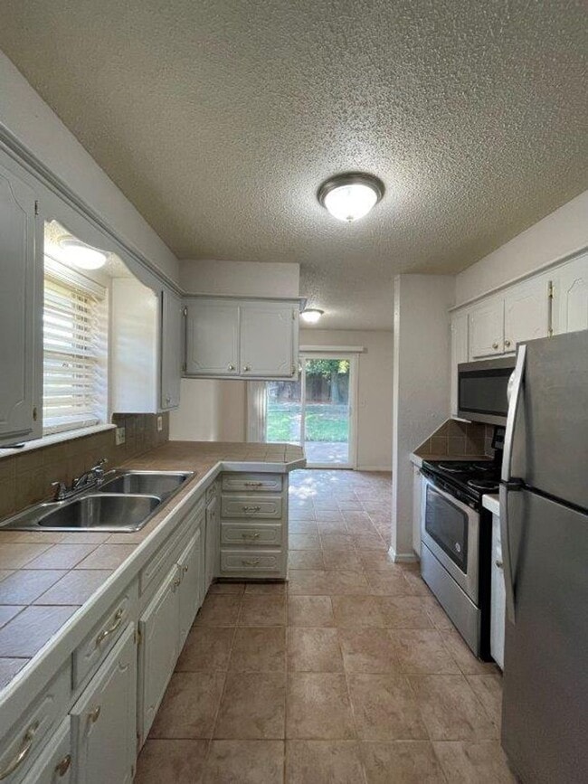Building Photo - Military Discount available! Updated 3 bed 2 bath, 2 car, fenced yard!