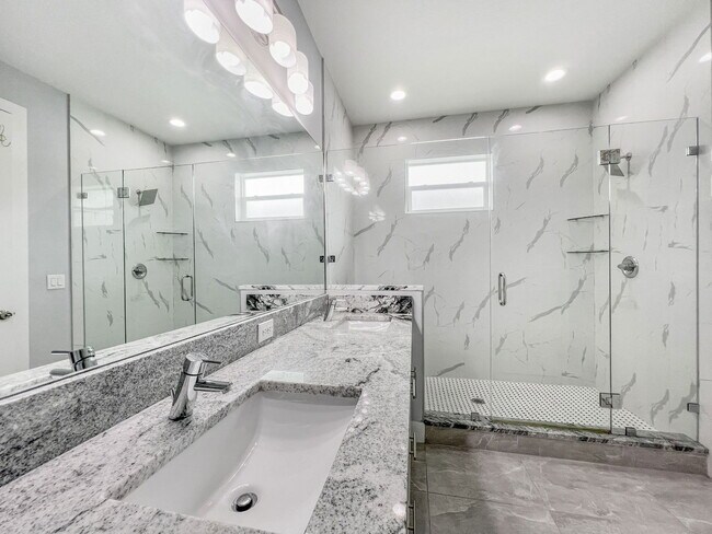 Building Photo - 1703 W Rio Vista Ave