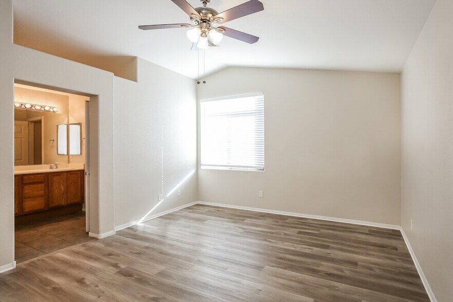 Building Photo - 712 Cades Cove Ave