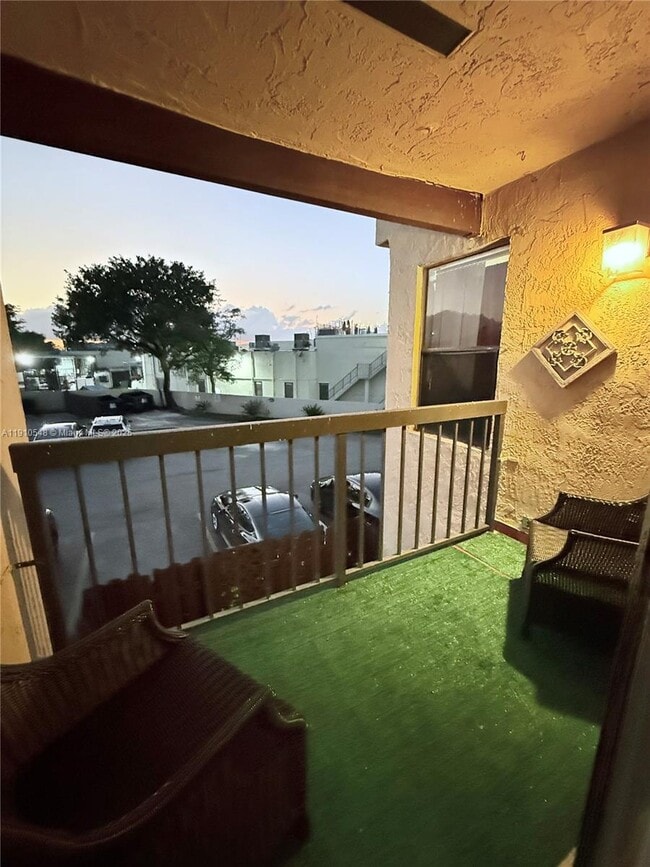 Building Photo - 660 W Park Dr