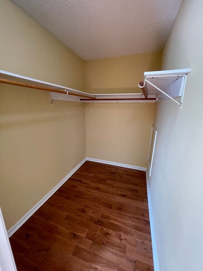 Building Photo - Inviting, updated 4br 3.5ba duplex w/ park...