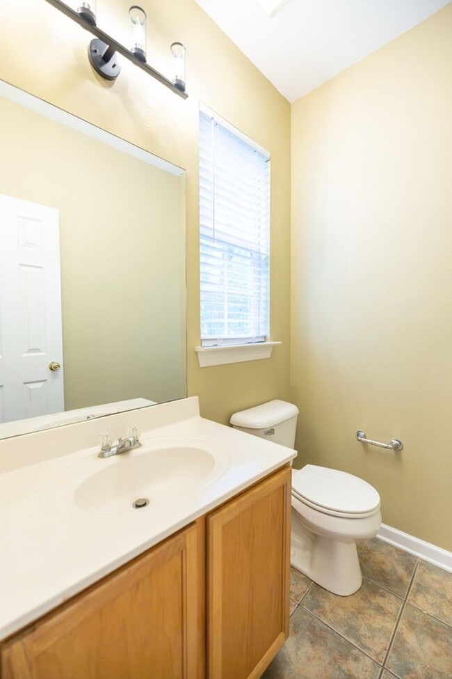 Building Photo - 4 bedroom Townhome Near LSU in a Gated Community