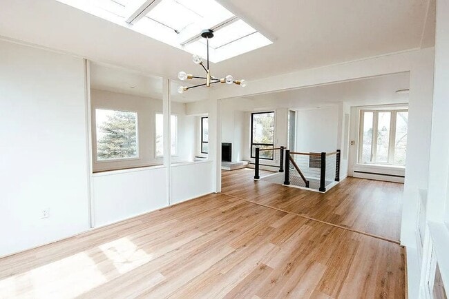 Building Photo - LUX 3BD, 3BA Foothills Home Only 5 Minutes...