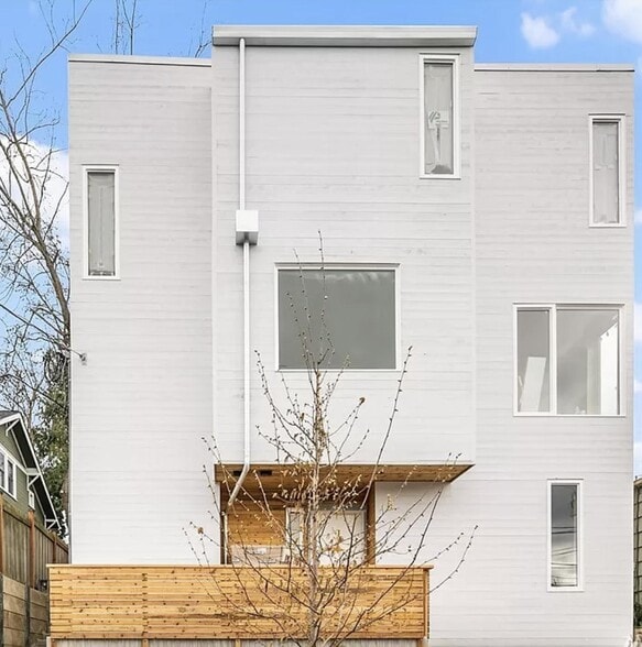 Building Photo - Chic Wallingford townhouse near Gas Works Park