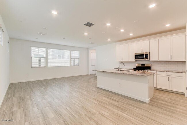 Building Photo - 1070 E Marlin Dr