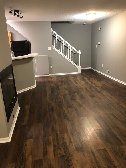 Building Photo - 1323 SE Delaware Ave