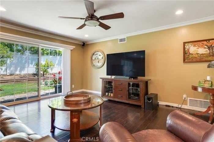 Building Photo - 1049 El Mirador Dr