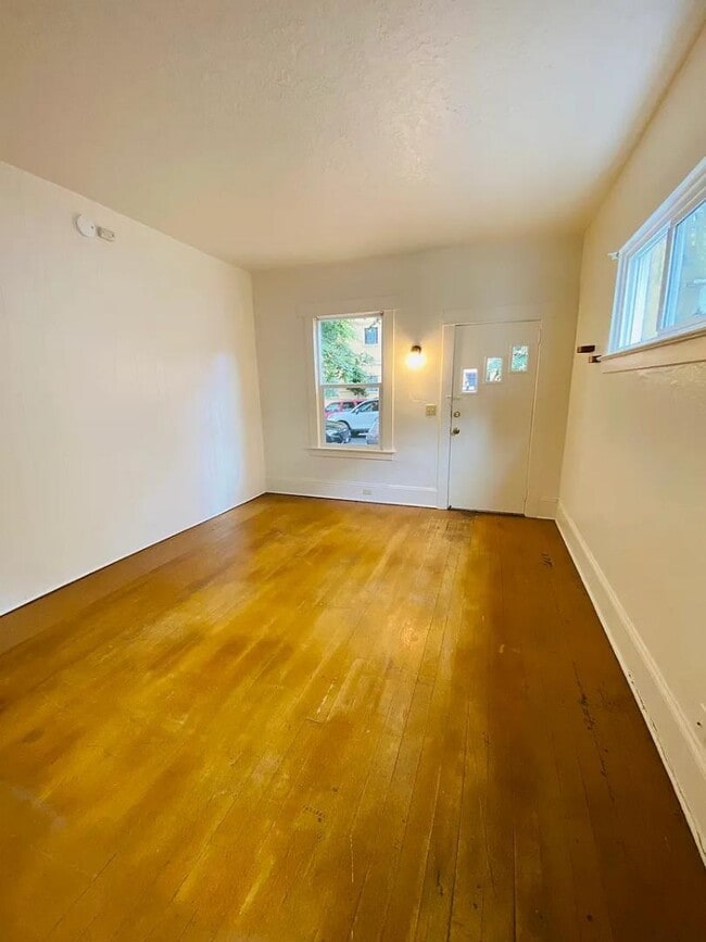 Building Photo - 830 SE Belmont St