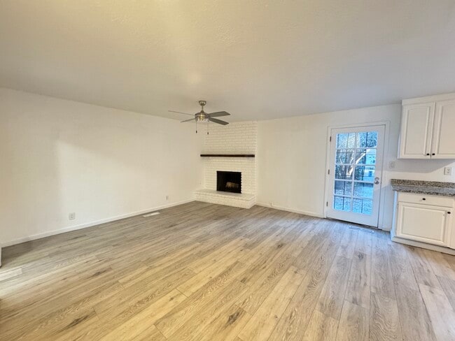 Building Photo - 1013 Doncaster Dr