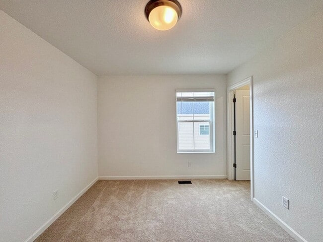 Building Photo - FREE RENT THROUGH OCT 15TH!!