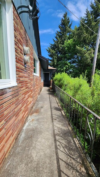 Building Photo - 3525 SW 10th Ave