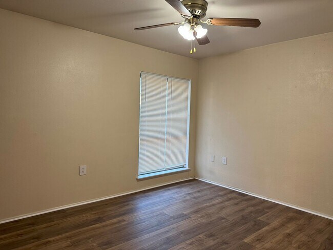 Building Photo - 12648 King Oaks Dr