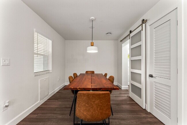 Building Photo - Charming 4-Bed with 2 Full Baths and Large...