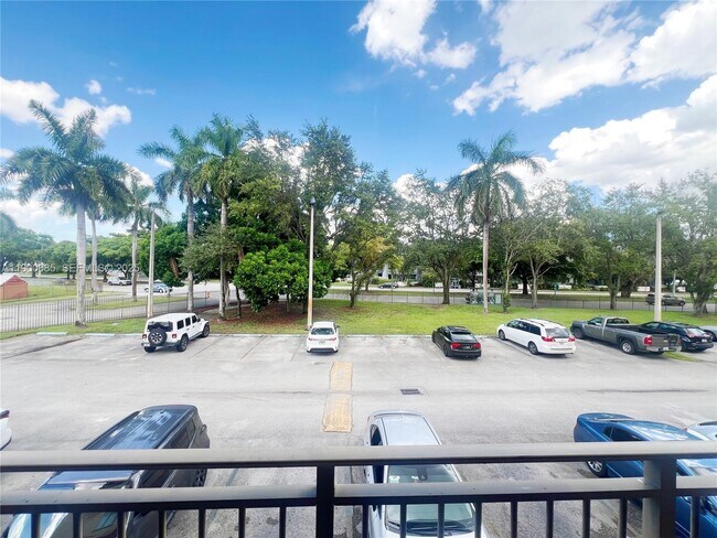 Building Photo - 9340 Fontainebleau Blvd