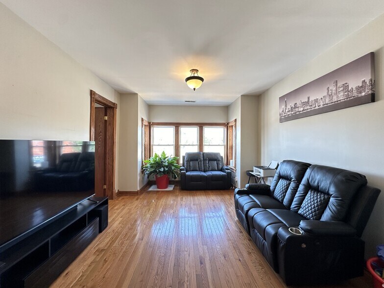 Building Photo - 3532 N Elston Ave
