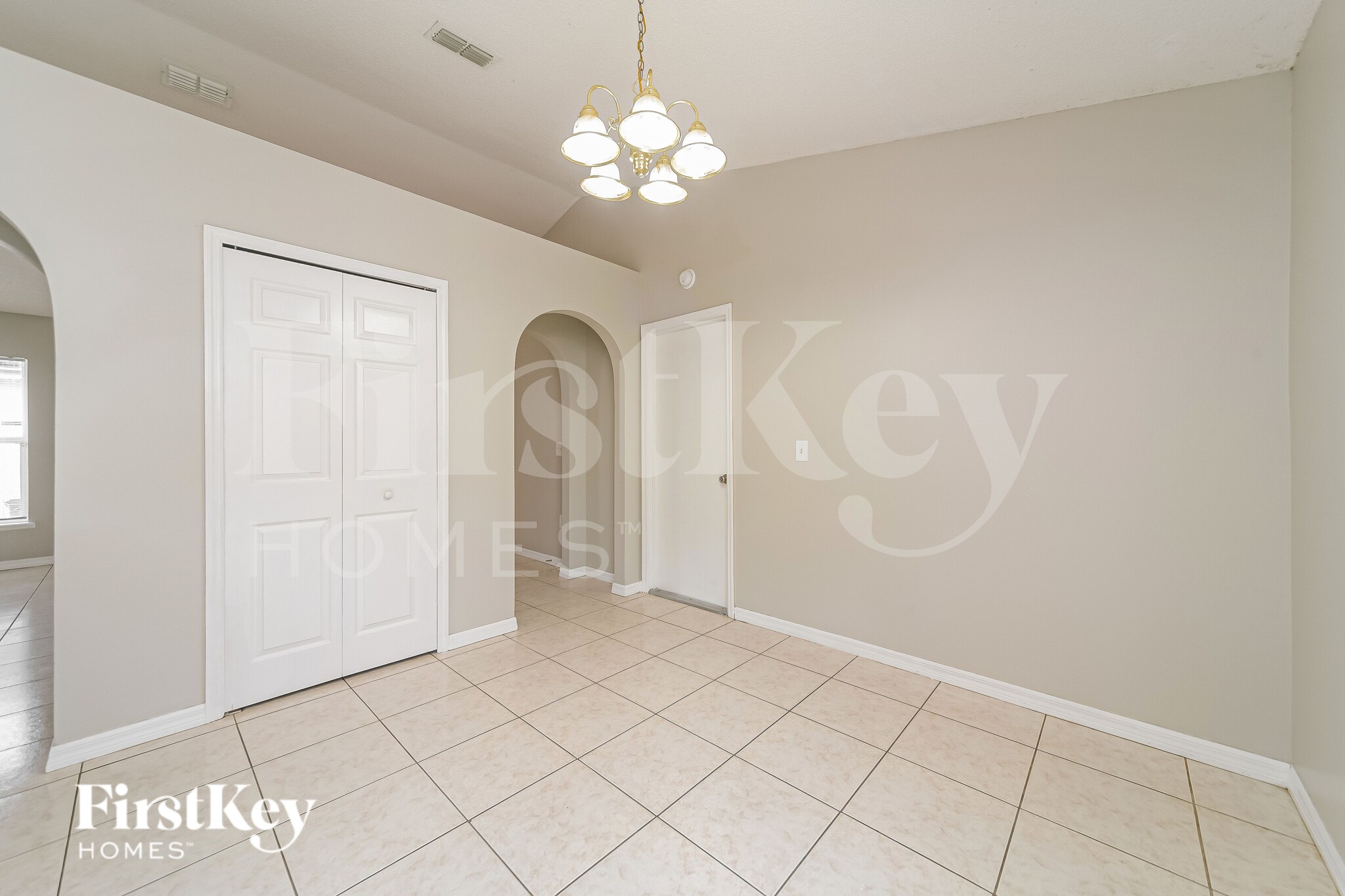Building Photo - 440 Breezeway Dr