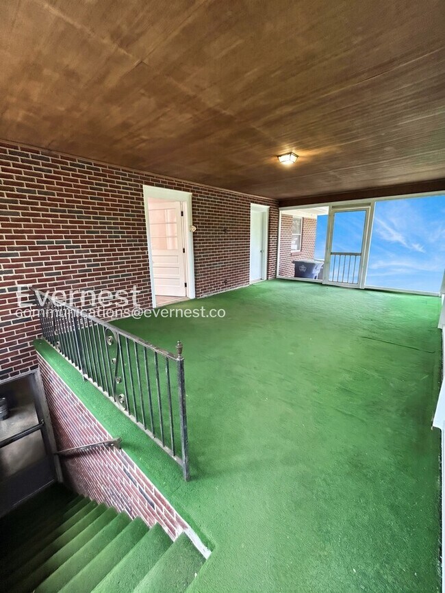 Building Photo - 112 Tabor St