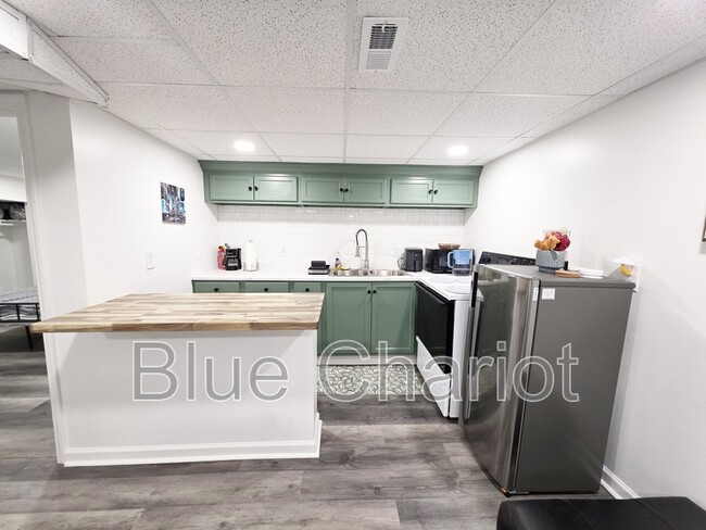 Building Photo - 513 S Hawthorne Rd