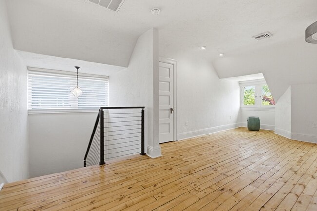 Building Photo - Stunning 5 Bedroom 2.5 Bathroom Home in Squirrel Hill